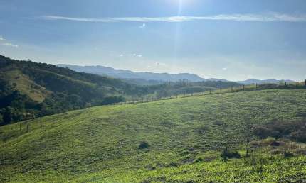 Terrenos em empreedimento fechado para casa de campo