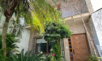 CASA AMPLA 3 DORMITÓRIOS NO ANDAR SUPERIOR NA CIDADE BAIXA .