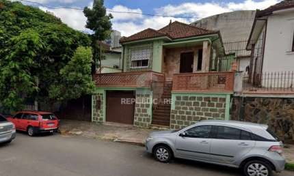 CASA AMPLA COM VAGA DE GARAGEM E EDÍCULA NO BAIRRO SANTANA. Cod. RP390368