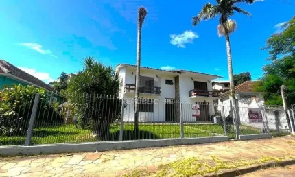 Casa com 351,60m2 de área construída em propriedade de 743m2 no Bairro Jardim Ca