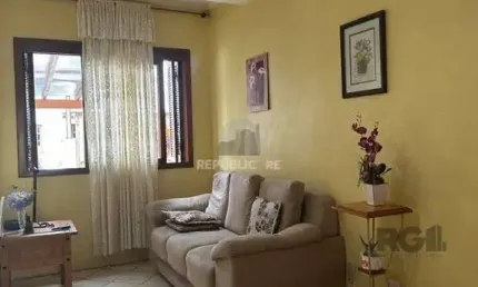 sobrado com 02 dormitórios, living, lavabo, banheiro social,  cozinha com área d