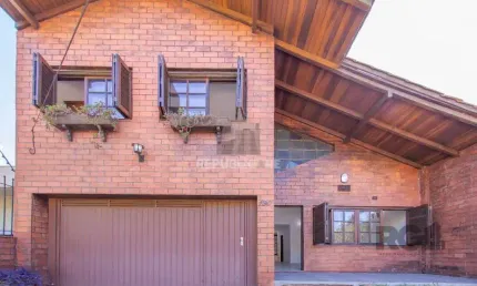 Casa de três quartos, suíte e Três vagas de garagem no bairro São João em POA/RS