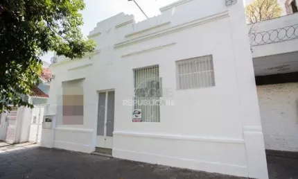 Casa comercial com aproximadamente 157m² privativos