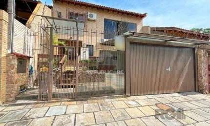 Casa em Porto Alegre, no bairro Ipanema, com 4 dormitório(s), e 4 banheiros, à v