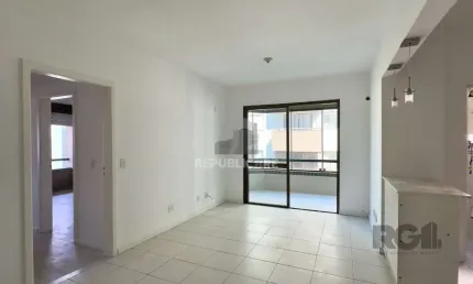 COBERTURA COM 174M², DE FRENTE, 3 DORMITÓRIOS, EM ÓTIMA LOCALIZAÇÃO NO MENINO DE