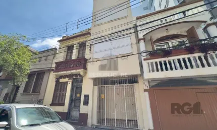 CASA COM 4 DORMITÓRIOS E PÁTIO COM CHURRASQUEIRA NO CENTRO HISTÓRICO