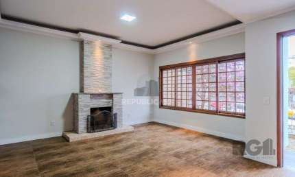 Casa de 214m² com 4 dormitórios, 1 suíte, piscina e 2 vagas no bairro Teresópoli