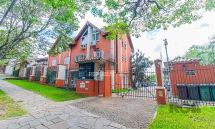 Casa em condoínio com 3 dormitorios, 2 suítes e  duas vagas de garaem no  bairro