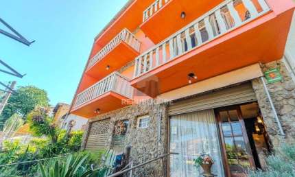 Prédio de 328m² - 4 dormitórios, 2 vagas no bairro Chácara das Pedras