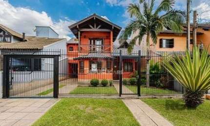 Excelente casa de 209m² com 3 dormitórios, piscina e 3 vagas de garagem.