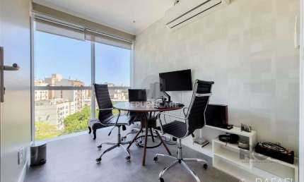 Sala comercial na Rua Loureiro da Silva, no bairro Cidade Baixa, pronta para ate