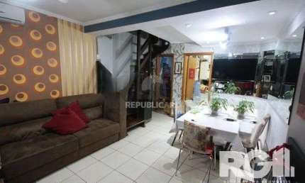 Casa residencial com 3 dormitórios 90m² privativos, e 2 vagas à venda no bairro