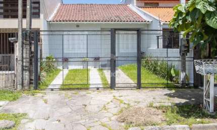 Casa  no Bairro Hípica, 100% reformada, 2 dormitórios, 1 vaga de garagem.