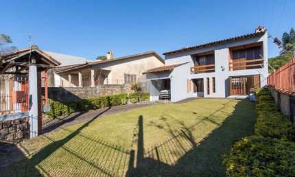 Casa para Venda - 300m², 3 dormitórios, sendo 1 suites, 4 vagas - Tristeza