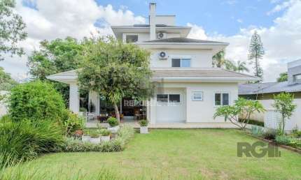 Casa semimobiliada e possui 3 suítes (sendo 1 delas master com closet e hidro)