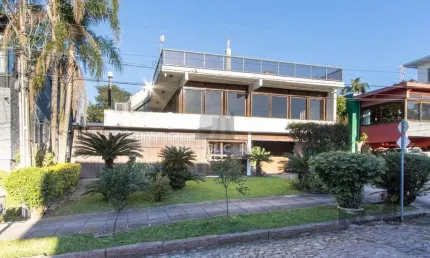 Casa em condomínio que possui  3 dormitórios, sendo 1suíte, lavabo, escritório,