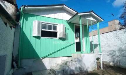 Casa térrea de 2 quartos, sala, cozinha, banheiro social e pátio.