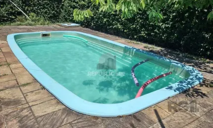 Casa de 3 dormitórios com piscina no bairro cristal.