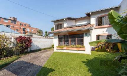 Casa para Venda - 72.6m², 4 dormitórios, sendo 1 suites, 6 vagas - Camaquã