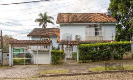 Casa no bairro Cristal, Possui 4 dormitórios, sendo 1suíte, closet e banheira de