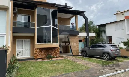 Casa em condominio com excelente padrão construtivo, possui 3 dormitórios, sendo