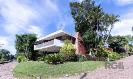 Casa com 724 m² privativos, 4 dormitórios sendo 4 suítes, 6 vagas sendo 3 cobert