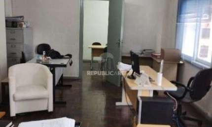 Conjunto/Sala em Porto Alegre, no bairro Centro Histórico, e 0 banheiros, à vend