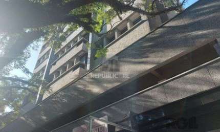 Impecável e bem localizada sala comercial, medindo 44,76 m², com 1 box coberto,