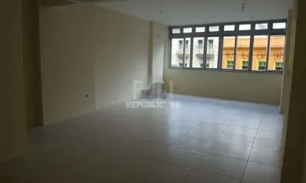Sala comercial com 55,0 m2, com 2 banheiros e piso com porcelanato.