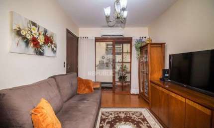 Casa de 289m² - 3 dormitórios, 1 suíte, 4 salas, churrasqueira, pátio e 4 vagas
