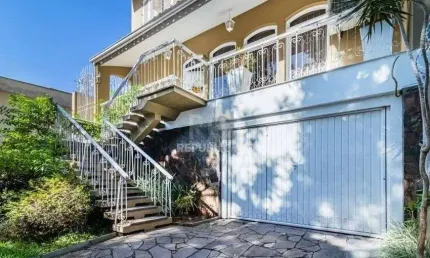 Excelente casa de 264m² com 4 dormitórios no bairro Menino Deus