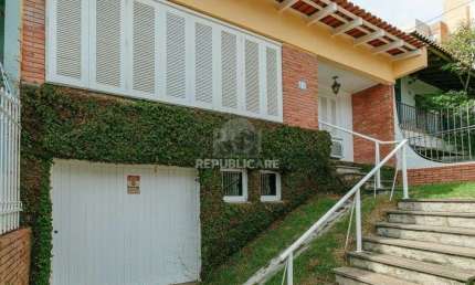 Casa 3 dormitórios com uma 1 suite, 2 banheiros, terraço, bem iluminada. Próxima
