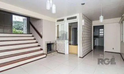 Excelente casa de 147m² com 3 dormitórios, 4 vagas e 1 piscina.