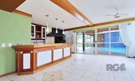 Excelente casa de 324m² com 4 dormitórios e 2 vagas.