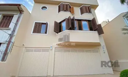 Excelente casa de 465m² com 3 dormitórios e 5 vagas de garagem.