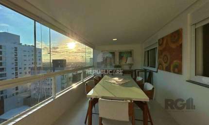 DE FRENTE PARA AVENIDA UBIRAJARA MOBILIADO, DECORADO E COM VISTA PARA O MAR