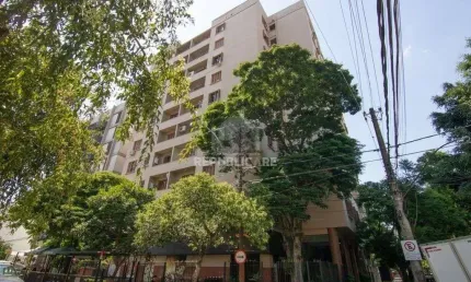 Apartamento de três dormitórios no bairro Independência em Porto Alegre.