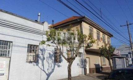 Prédio residencial e comercial, no bairro Navegantes em Porto Alegre