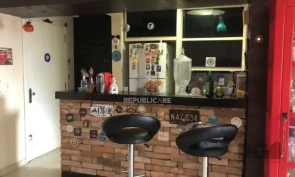 Excelente apartamento 2 quartos, suite e garagem na Cidade Baixa!