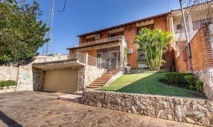 Casa sobrado no Partenon de 3 dormitórios e amplo pátio
