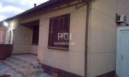 Casa de 3 dormitórios, vagas e pátio - Passo da Areia