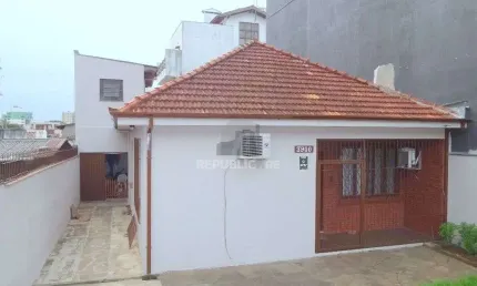 Casa no bairro Higienópolis de 3 dormitórios 3 vagas DESOCUPADA