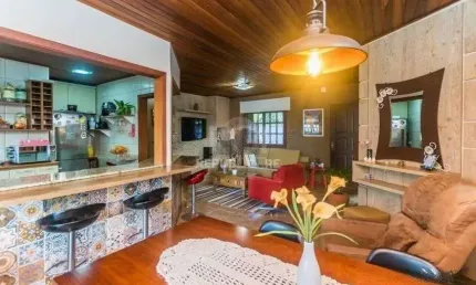 CASA DE 2 DORMITÓRIOS, PISCINA, CHURRASQUEIRA E 2 VAGAS DE GARAGEM NO BAIRRO HÍP