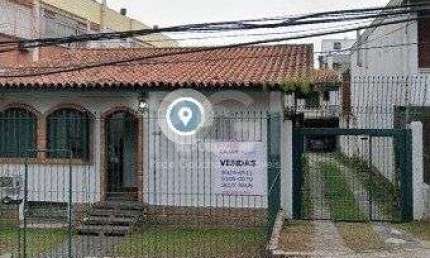 Casa para Venda - 300m², 3 dormitórios, 3 vagas - Petrópolis