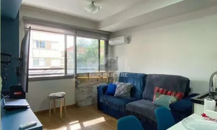 Apartamento em prédio premiado, totalmente montado, no miolo do Menino Deus