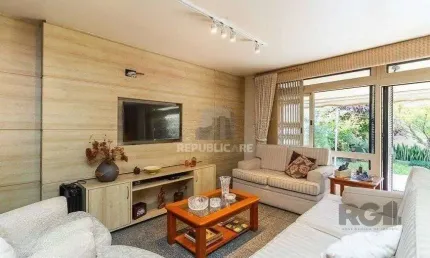 Casa para Venda - 235m², 4 dormitórios, sendo 1 suites, 2 vagas - Azenha