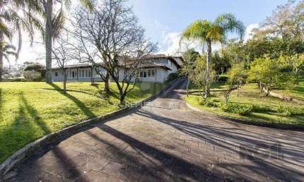 Casa Condomínio a Venda - 880m², 5 dormitórios, sendo 2 suítes, a master com lar