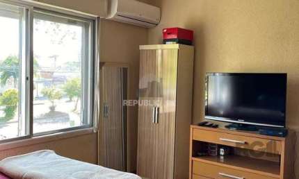 Apartamento com 2 quartos, vaga de garagem, lavabo, no bairro Cristal, Porto Ale