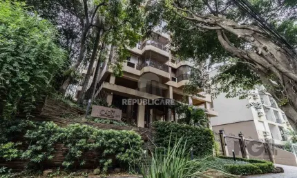 Apartamento de três quartos, suíte e duas vagas de garagem no bairro Mont Serrat