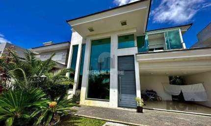 CASA EM CONDOMINIO COM TRES DORMITÓRIOS TRES SUITES